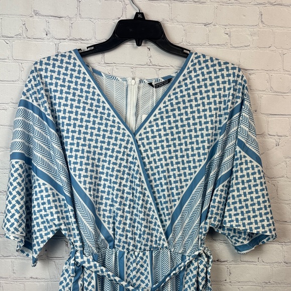 BloomChic Geometric Blue and White Jumpsuit Plus Size 3X - Picture 4 of 8